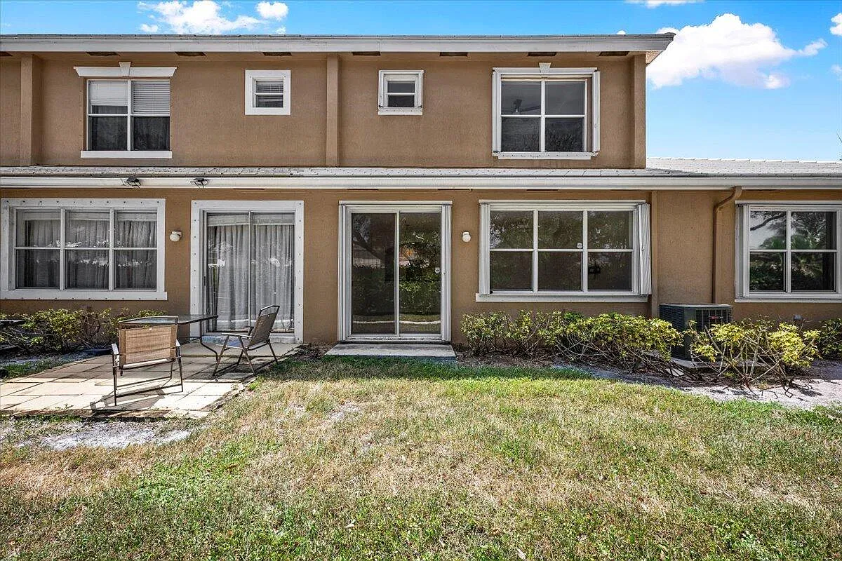 3 bed, 2.5 bath, 1357 sqft, $2,400 — Photo 3