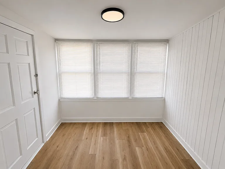 216 W Allen St — Photo 4