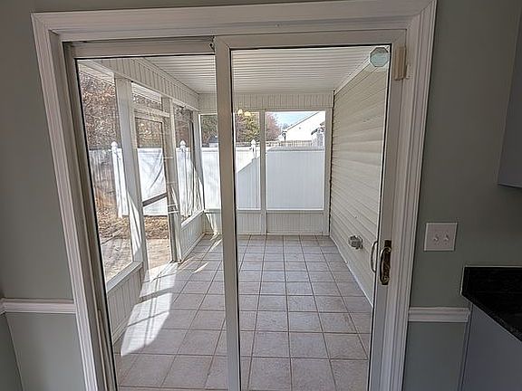 4th image of 278 Oaksburg Dr