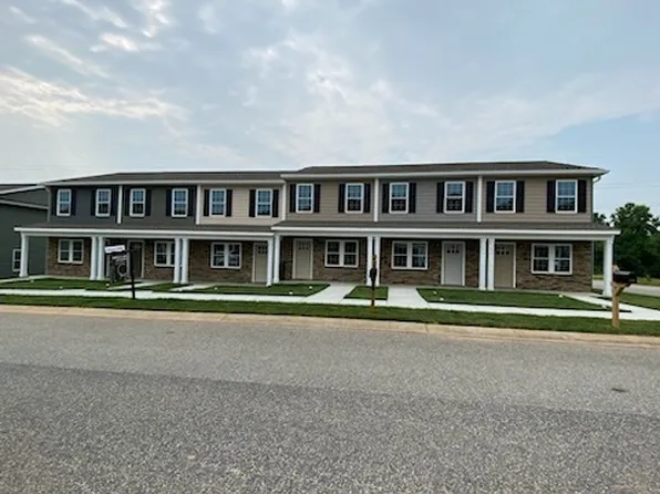 1577 Oak Leaf Dr NW, Hickory, NC 28601