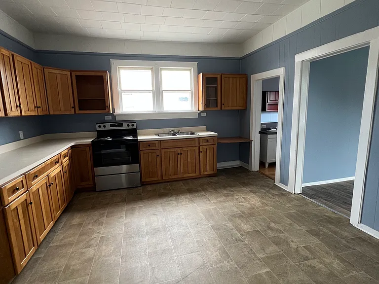 916 Swan St — Photo 8