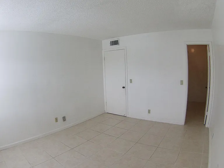 556 Capri Park #L — Photo 24