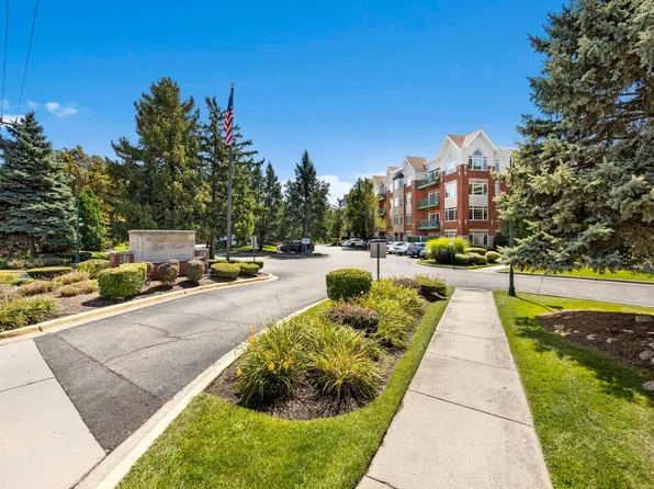 640 McHenry Rd APT 208, Wheeling, IL 60090