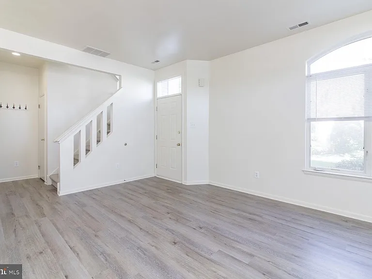 1004 Barbaras Ct — Photo 3