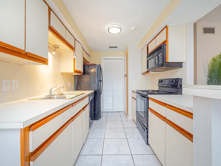 210 Oak Bay St #403 — Photo 12