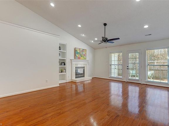 3rd image of 40 Mansfield Cir