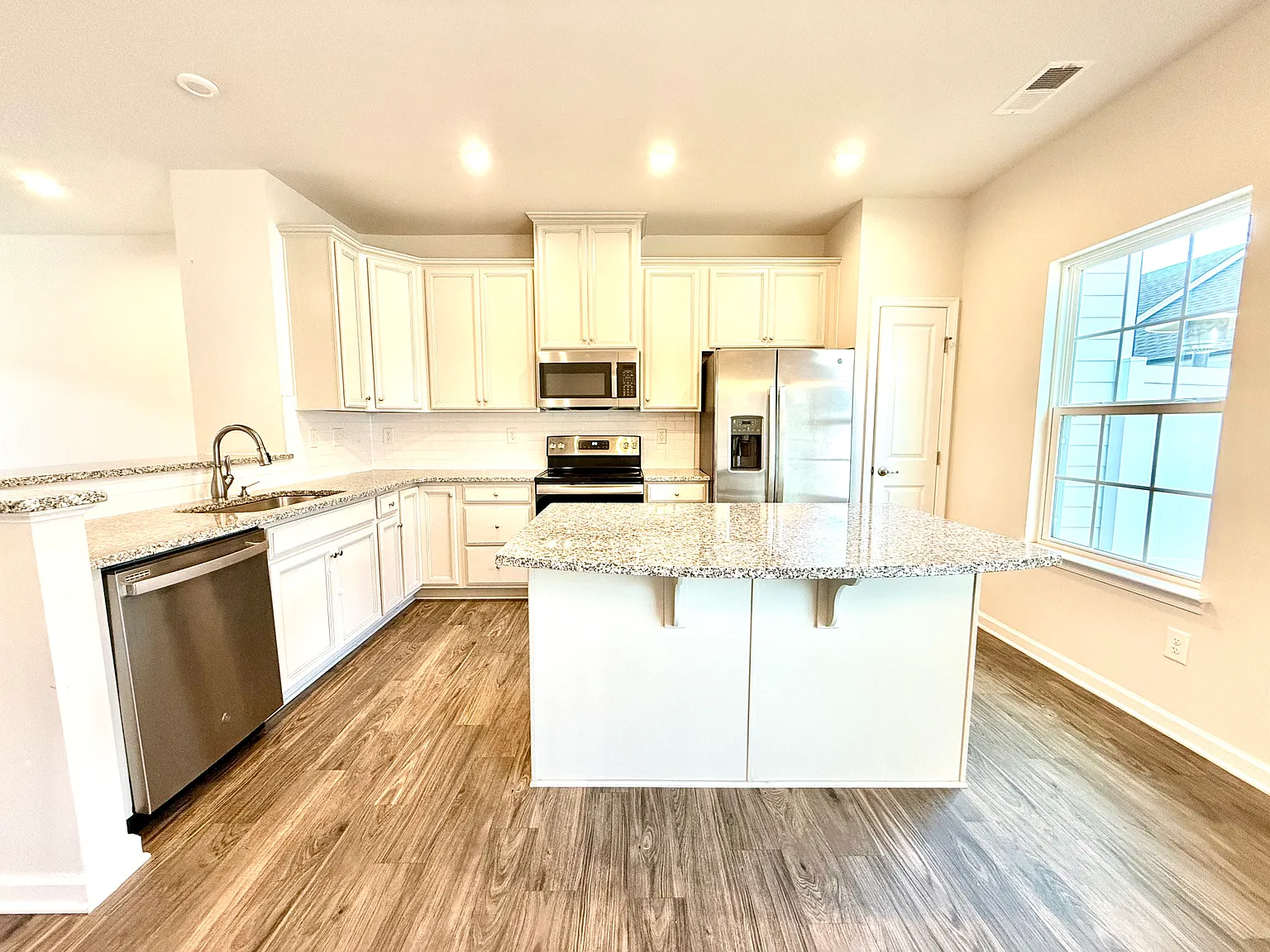 3 bed, 2.5 bath, 1408 sqft, $1,800 — Photo 4