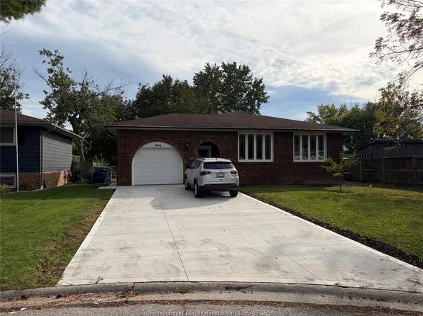40 Holiday Ct, Amherstburg, ON N9V 3A8