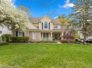 1424 Woodbridge Ln, Wixom, MI 48393