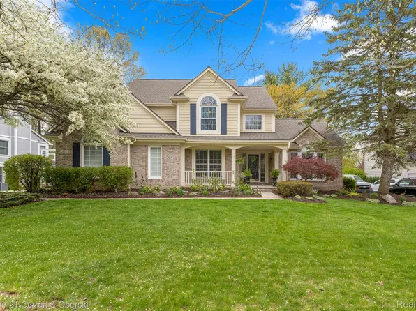 1424 Woodbridge Ln, Wixom, MI 48393