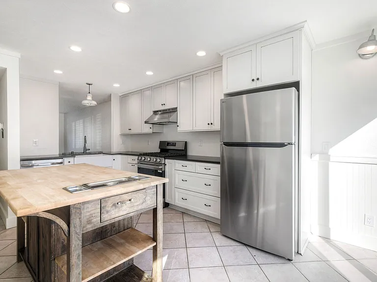 6904 Carnation Dr — Photo 9