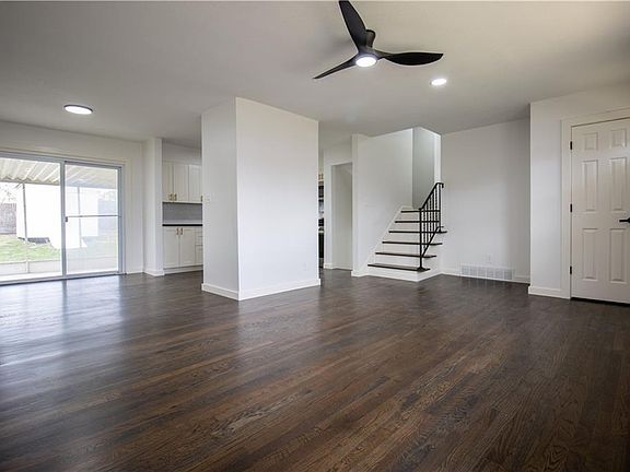 4th image of 610 NW Village Dr
