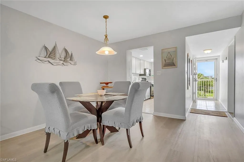 2 bed, 2.0 bath, 930 sqft, $5,600 — Photo 4