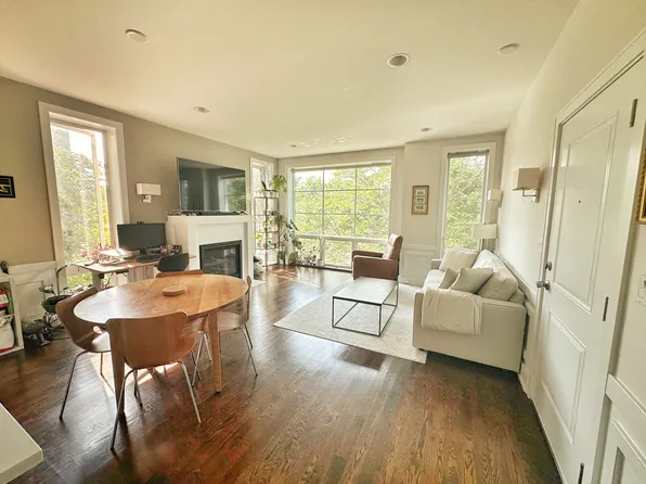 2532 W Irving Park Rd APT 2E, Chicago, IL 60618