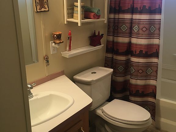 Guest bathroom 