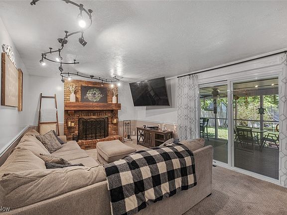 5th image of 425 Woodlake Dr