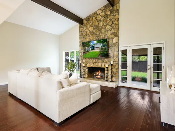 12208 Treeview Ln, Farmers Branch, TX 75234