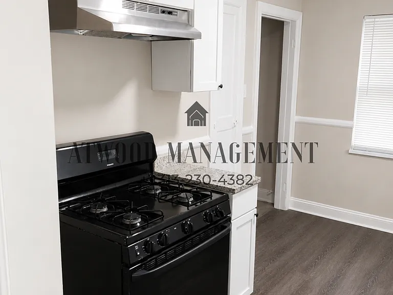 10015 Robson St — Photo 4