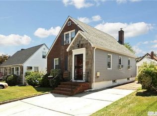 16 Prince St, New Hyde Park, NY 11040