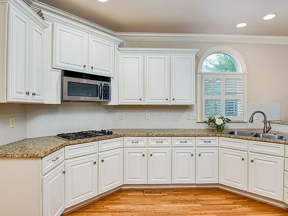 5th image of 1064 Eagle Hollow Dr