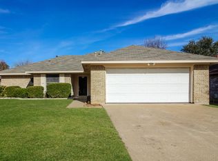 900 Vicksburg Ln, Burleson, TX 76028