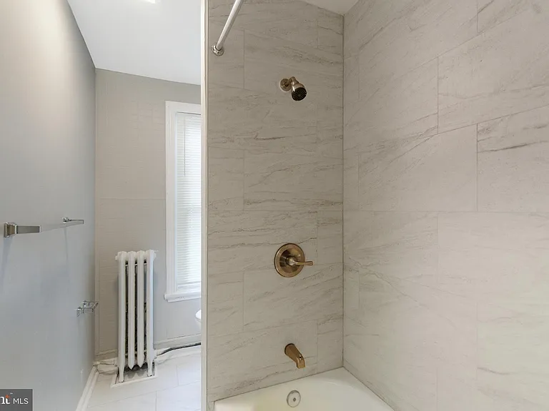 2530 Collins St — Photo 7