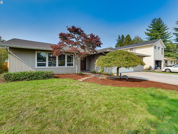 2nd image of 825 SE 32nd Ave