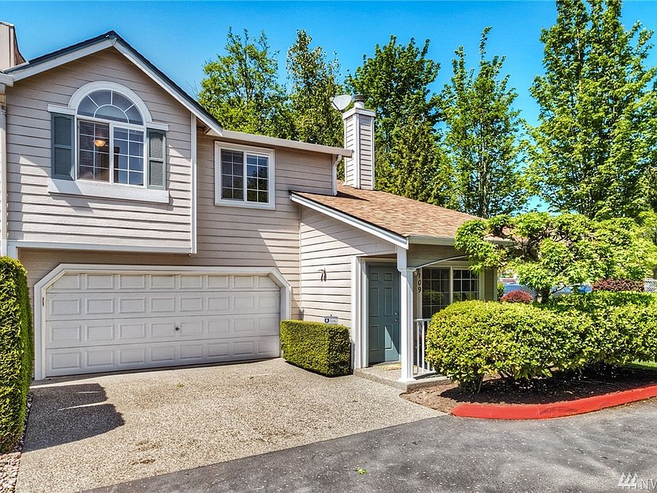 Welcome home to this END UNIT townhome with attached 2 car garage and additional parking with large driveway. Stop renting & own! 