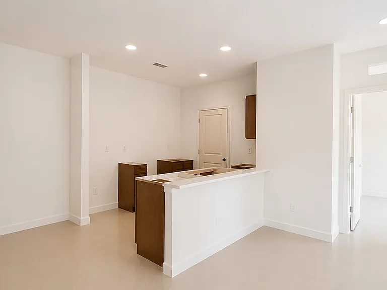 300 Lindenhurst Dr — Photo 18
