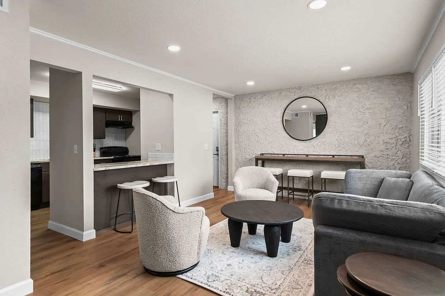 2 bed, 1.0 bath, 990 sqft, $2,406 — Photo 3