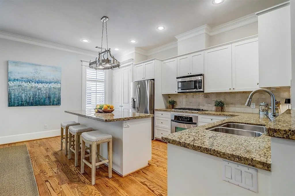 3 bed, 2.5 bath, 2152 sqft, $3,500 — Photo 3