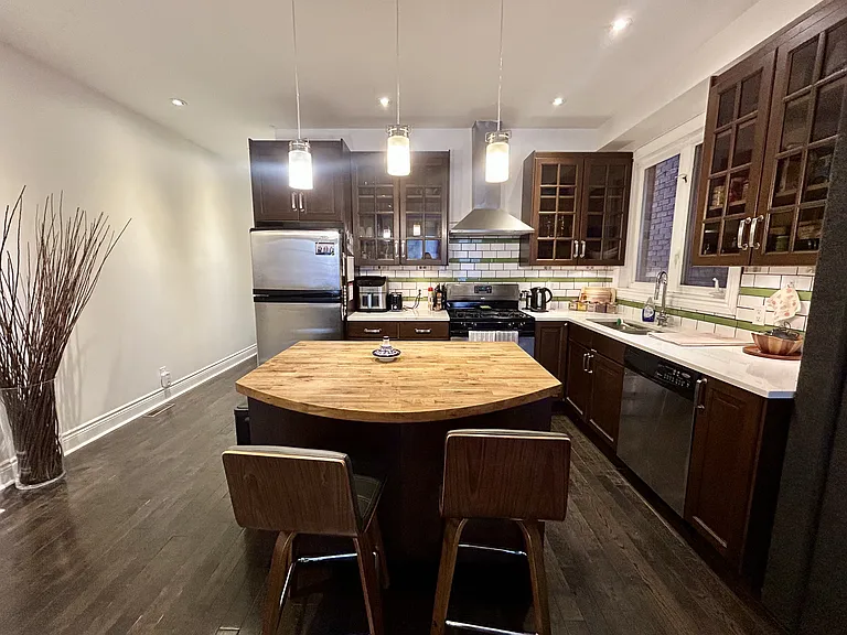 36 Coxwell Ave — Photo 7