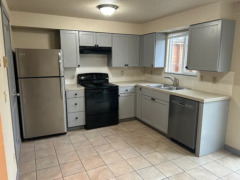 1765 Queen Ave SW — Photo 2