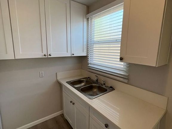 4th image of 512 32nd St Unit 512