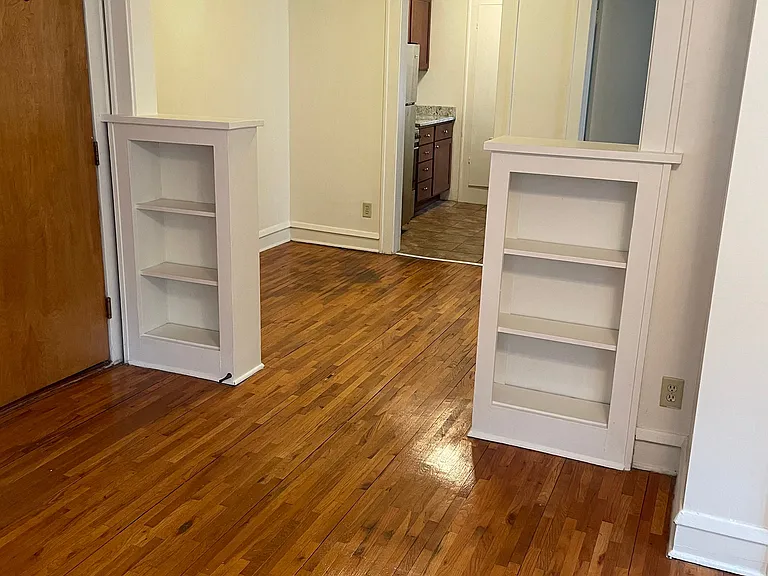 St. Clair Apartments — Photo 29
