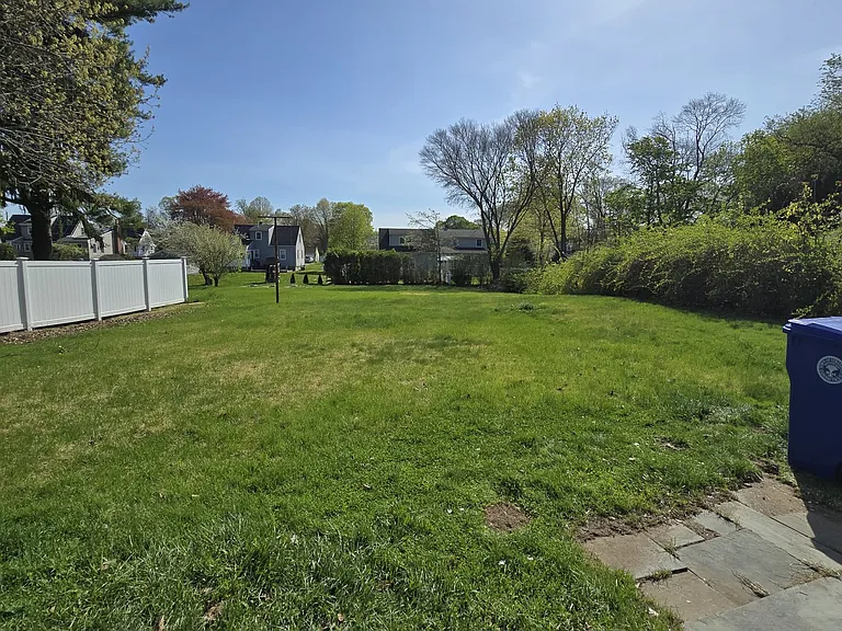 1384 Huntington Rd — Photo 11