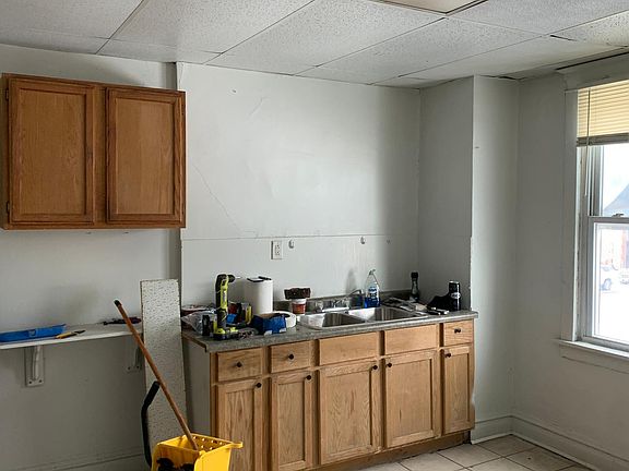 3rd image of 3833 Deodar St