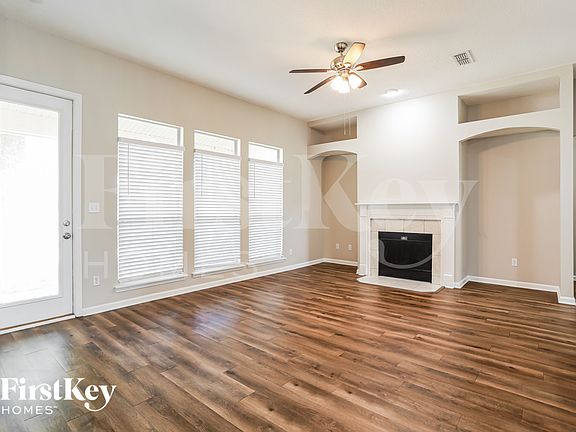 3rd image of 4592 Royal Port Dr