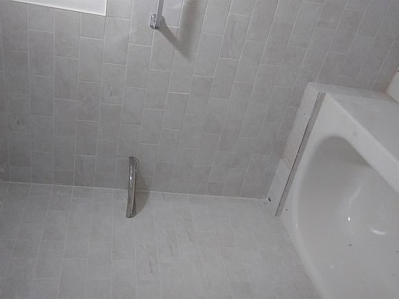3rd image of 2393 Walton Ave Rm 6