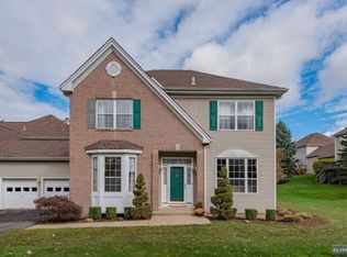 8 Windsor Pl, Wayne, NJ 07470