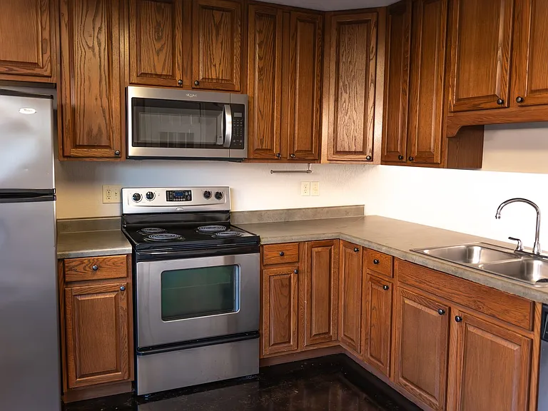 609 Bond St — Photo 12