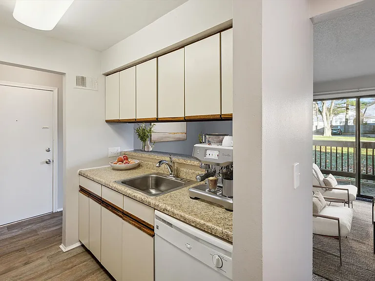 300 Henry Ct — Photo 1