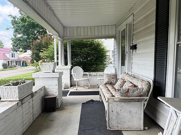 3rd image of 809 Lancaster St