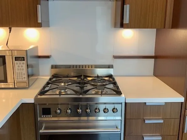 60 Riverside Boulevard image 2 of 10