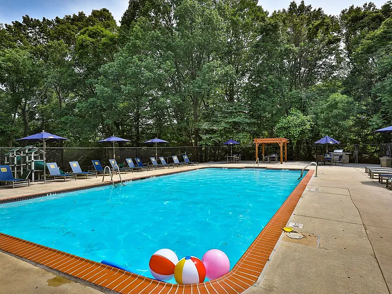 Pool & Sundeck