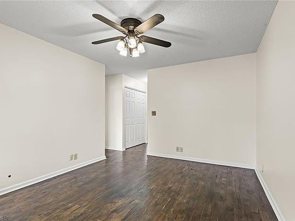 5th image of 110 W Brook Ct