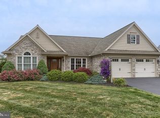 855 Water Edge Ct, Lebanon, PA
