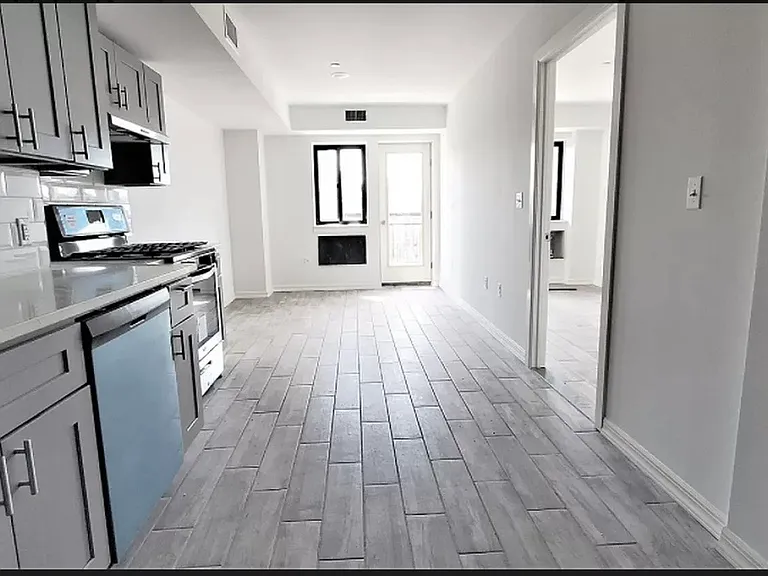 25-28 Broadway #6CC — Photo 2