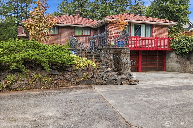 2nd image of 1405 Shaw Road E
