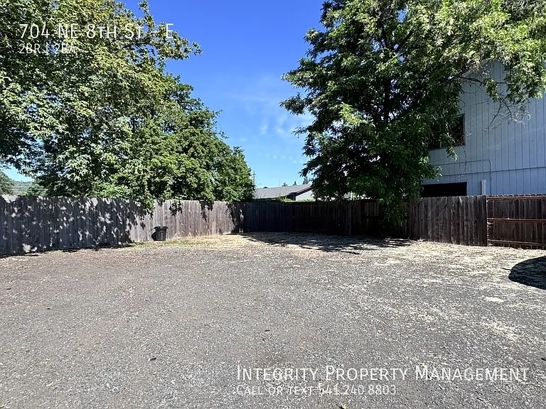 704 NE 8th St #E — Photo 25